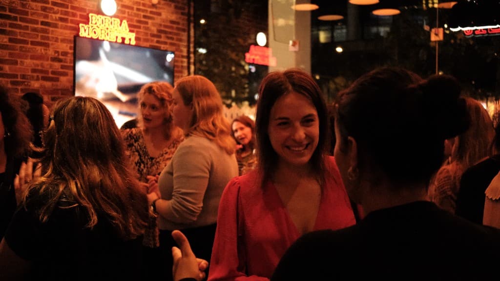 Vrouwen in gesprek tijdens een gezellige avond