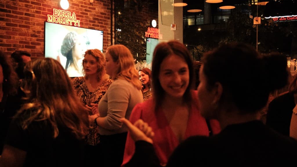 Groep vrouwen in gesprek in een bar