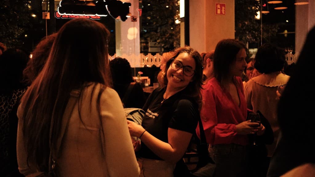 Vrouwen lachen en praten tijdens een girls-only avond uit