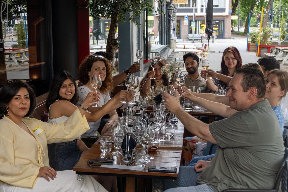 Een volle tafel proost tijdens een MyTable wijnproeverij